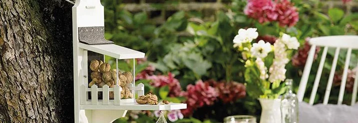 Vogelfutterhaus aus Holz am Baum